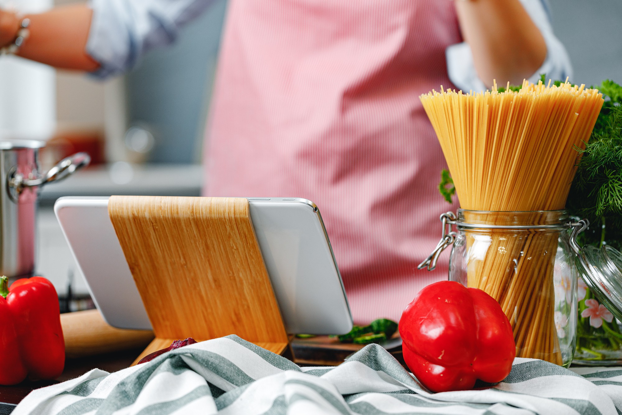 Studio cucina con attrezzatura e laptop